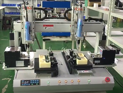 Visser fixer des produits en plastique