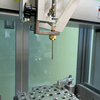 Machine de distribution entièrement automatique sur pied pour le revêtement conforme des PCB et l'empotage de scellage des modules de batterie à nouvelle énergie