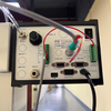 Machine de distribution de bureau servo-entraînée de haute précision ; micro-distribution pour capteurs de cartes de protection de batterie ; équipement d'étanchéité pour petits composants électroniques à énergie nouvelle