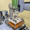 Robot de vissage à double servo de bureau personnalisé ; visseuse à double station à grande vitesse pour boîtiers en plastique de télécommande de petits appareils électroménagers ; Machine à visser les circuits imprimés.