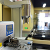 Machine de verrouillage automatique de vis de bureau de haute précision, avec assemblage de rondelle, équipement de fixation de vis d'alimentation automatique pour l'électronique