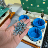 Machine de vissage entièrement automatique à double servo personnalisée avec fixation synchrone à deux stations ; Équipement d'assemblage pour boîtiers en plastique (empêche les filetages dénudés et les fissures)