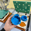 Machine de vissage entièrement automatique à double servo personnalisée avec fixation synchrone à deux stations ; Équipement d'assemblage pour boîtiers en plastique (empêche les filetages dénudés et les fissures)